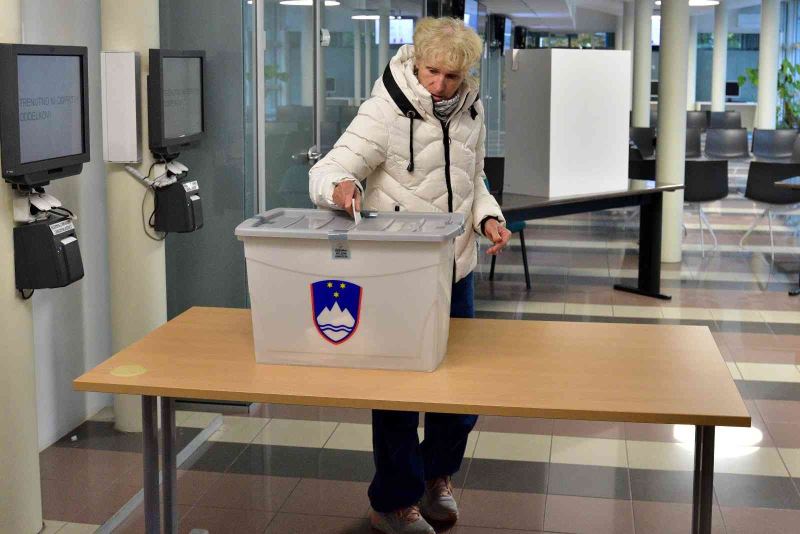 Slovenya’da halk cumhurbaşkanlığı seçiminin ikinci turunda sandık başında

