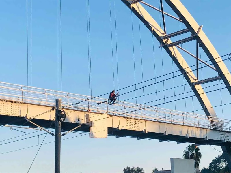 Cami minaresinde intihar girişiminde bulunan şahıs, bu sefer de üst geçide çıktı
