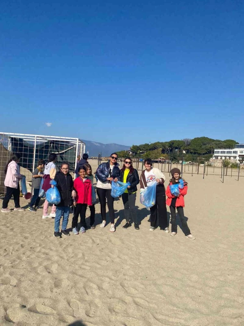 Burhaniyeli öğrencilerden sahil temizliği
