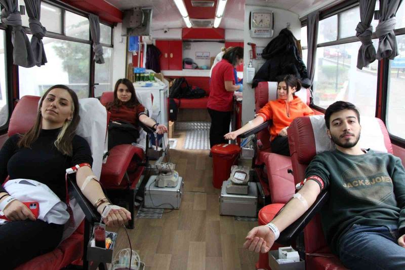 Avrasya Üniversitesi öğrencilerinden kan bağışı
