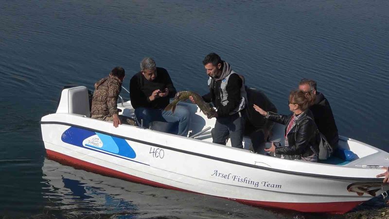 Yarım santimle rakibinin Türkiye rekorunu kırdı: En uzun turna balığını yakaladı
