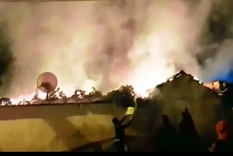 Turgutlu’da ev yangını, komşuları kovalarla su taşıdı
