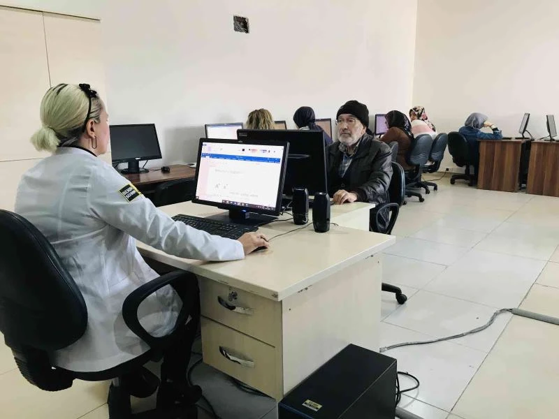 Torunlarıyla bilgisayar oyunu oynamak için 70 yaşında kursa yazıldı
