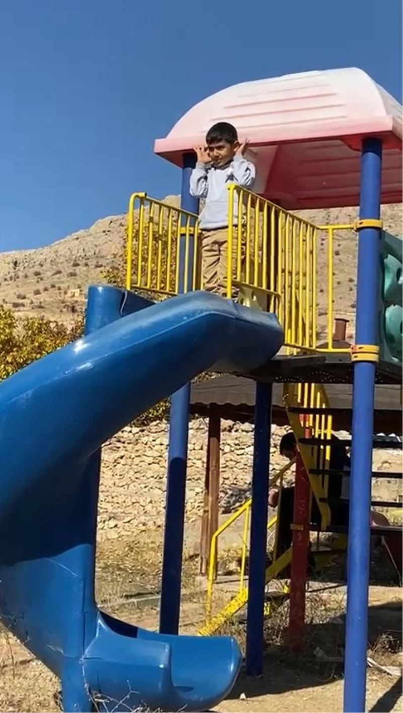 Şehit Sekin’in babasının cenaze töreninde duygulandıran an: Oyun oynamayı bırakan çocuk parkta namaz kıldı
