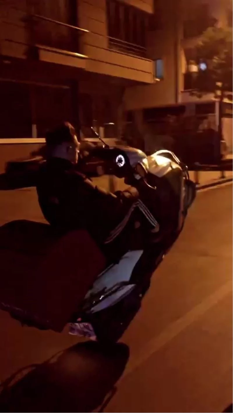 Pendik’te motosikletlinin tek teker üzerinde tehlikeli yolculuğu kamerada
