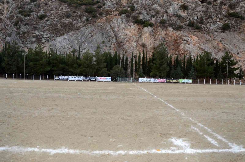 Bozuk zeminde maç yapan futbolcular Bakan Kasapoğlu’na seslendi
