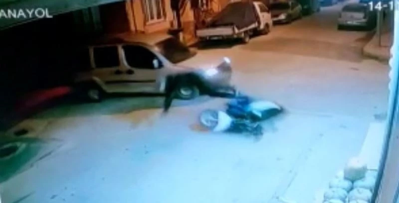 Sürücünün çarptığı bisikletliyi bırakıp kaçtığı anlar kamerada

