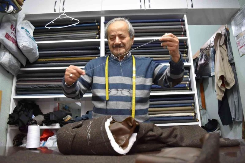  70 yaşındaki terzi Sıtkı Usta’nın meslek aşkı hayran bırakıyor
