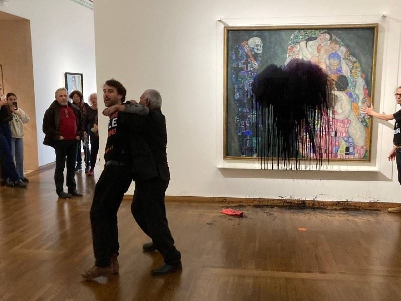 Avusturya’da iklim aktivistleri, ressam Klimt’in tablosuna siyah boya fırlattı
