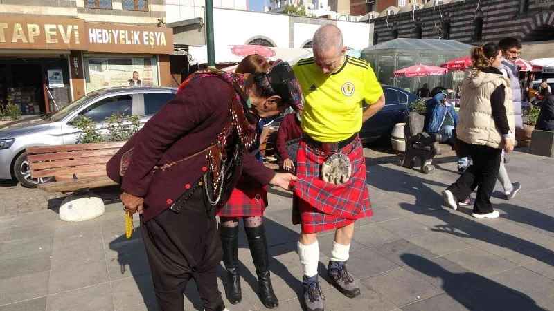 Diyarbakır’da İskoçlar kilt, yerli halk giydiği şalvarla bir araya geldi
