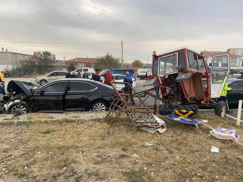 Enez Belediye Başkanının makam aracıyla çarpışan traktörün sürücüsü ağır yaralandı
