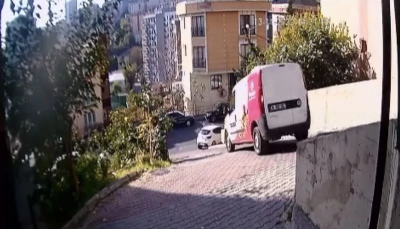 İstanbul’da akıl almaz kaza kamerada: Araç 25 metreden aşağıya uçtu

