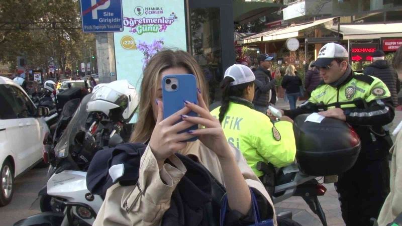 Kadıköy’de scooter denetimde ceza yedi, telefonunu çıkarıp basın mensuplarını çekti
