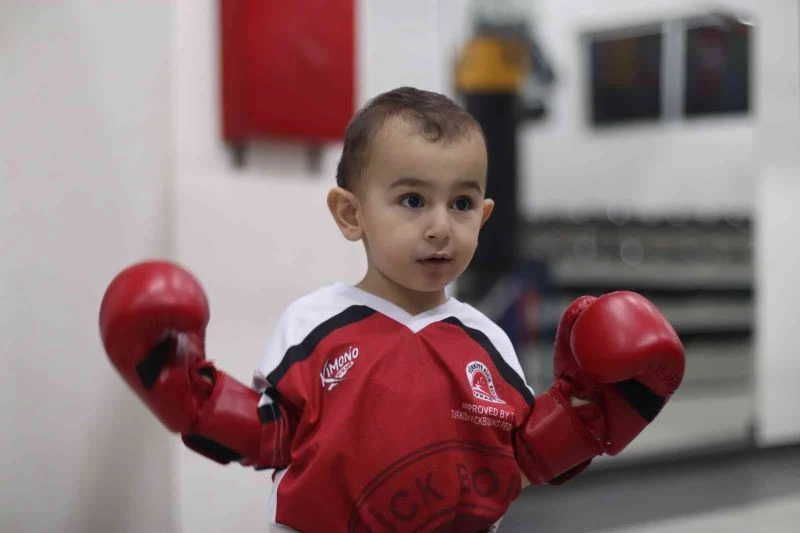 2 yaşındaki Göktuğ’nun kick boksa olan ilgisi gülümsetiyor
