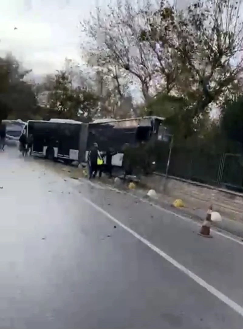 Kadıköy’de sürücüsünün kontrolünden çıkan metrobüs, yolun karşısındaki duvara çarptı. Olay yerine ekipler sevk edildi.
