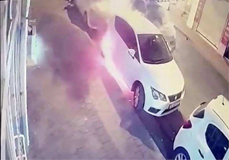 Fatih’te bir araçta başlayan ve 4 araçta devam eden yangının başladığı anlar kamerada
