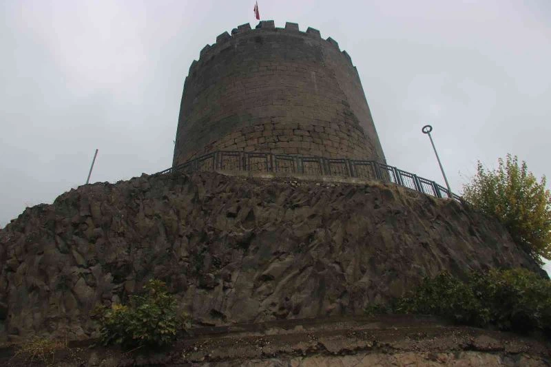 Diyarbakır surları kayalık zemin üzerine inşa edilmiş
