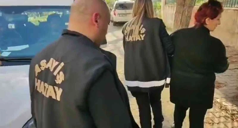 Fuhuş yaptırmaktan 64 yıl hapis cezasıyla aranan kadın yakalandı
