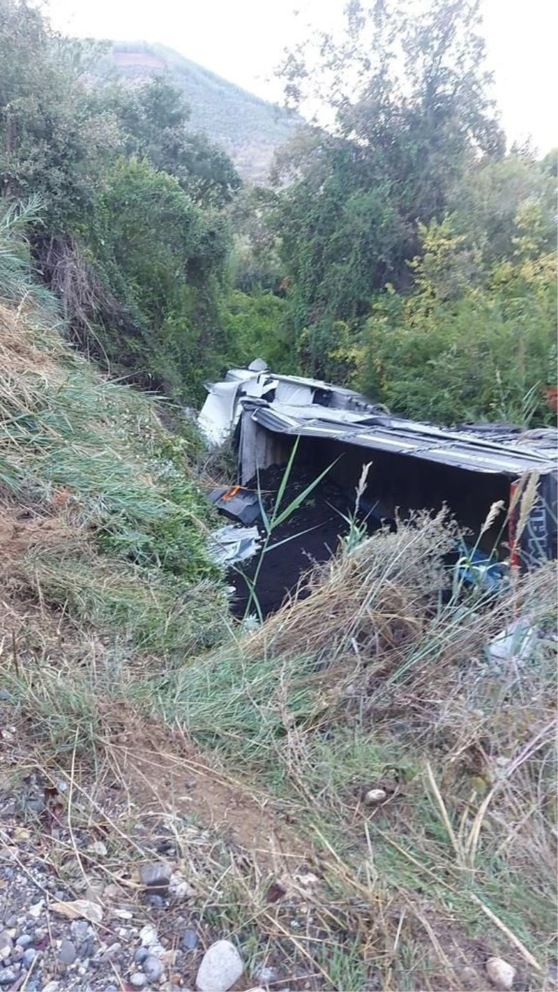 Sera gübresi yüklü tır şarampole yuvarlandı: 1 yaralı
