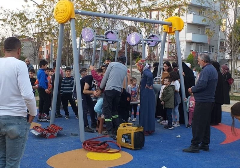 Oyun parkında salıncağa sıkışan çocuğu itfaiye kurtardı
