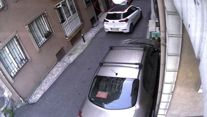 İstanbul’da korku dolu anlar kamerada: Sevgilisiyle tartışan engelli genç dehşet saçtı
