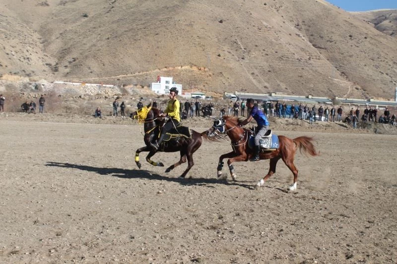 Bayburt ve Erzurum arasında oynanan dostluk maçında ciritçi attan düştü maç kaldığı yerden devam etti
