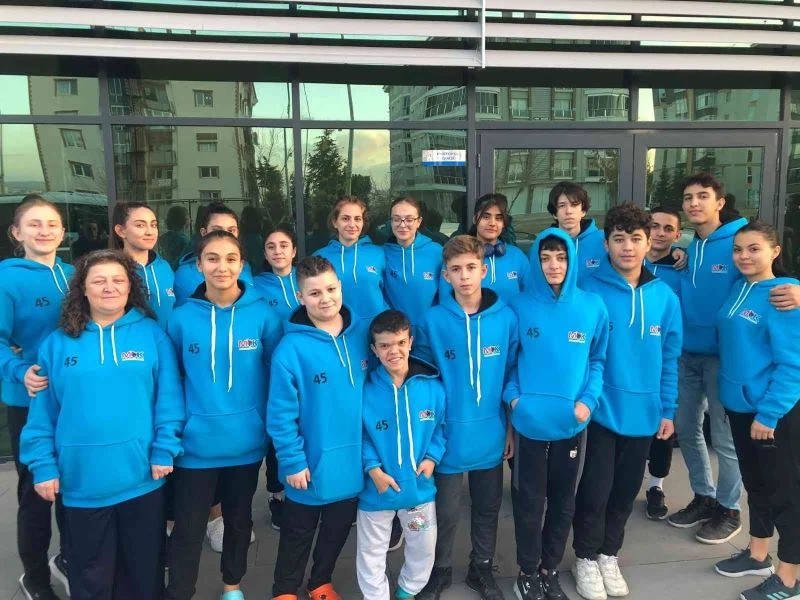 Manisalı karateciler Uşak’tan 16 madalya ile döndü
