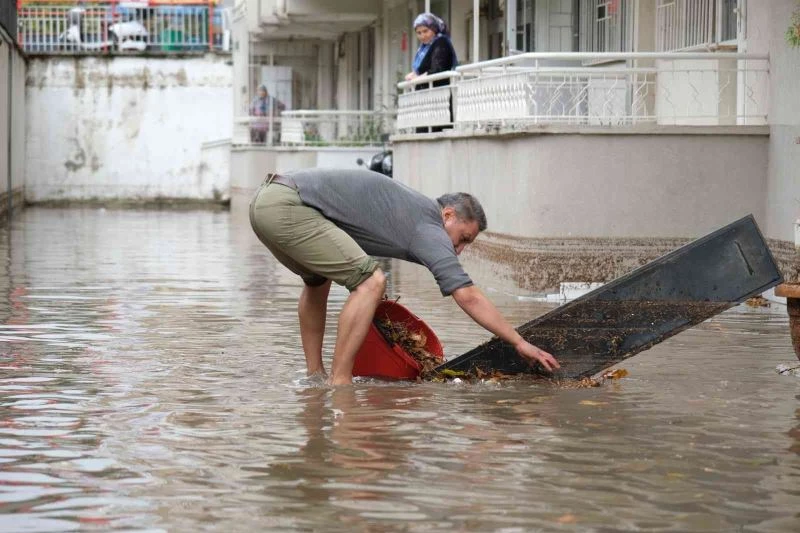 Şiddetli yağış hayatı olumsuz etkiledi, vatandaşlar evlerde mahsur kaldı
