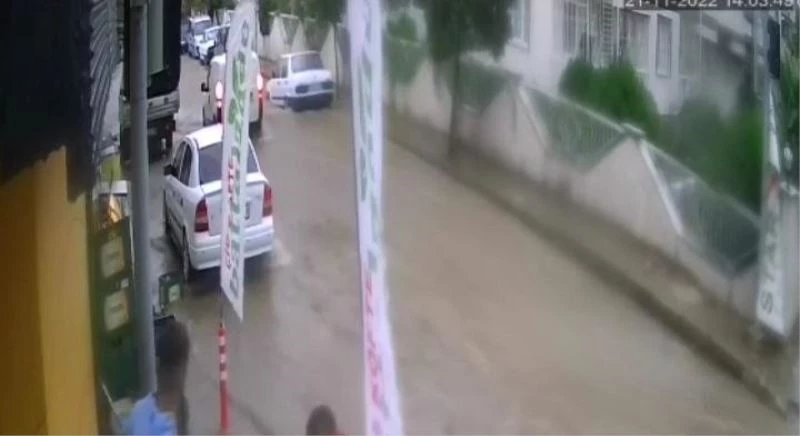 Bornova’da sel suları bir otomobili böyle sürükledi
