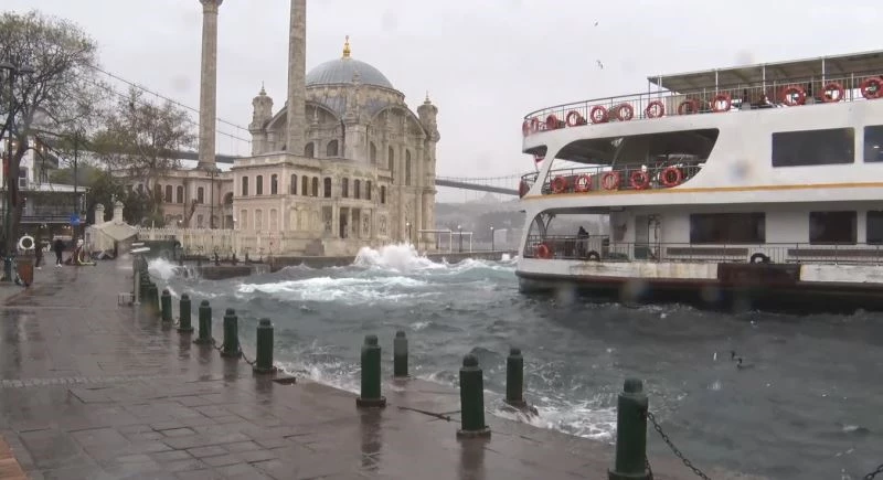 Ortaköy’de kıyıyı döven dalgalar görüntülendi
