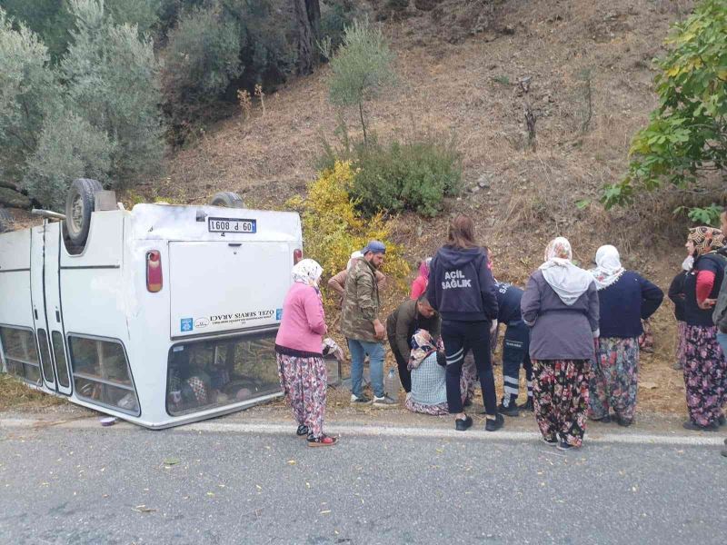 Tarım işçilerini taşıyan minibüs takla attı
