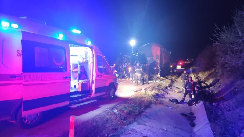 Amasya’da tiyatro oyuncularını taşıyan minibüs tıra çarptı: 3 ölü, 8 yaralı

