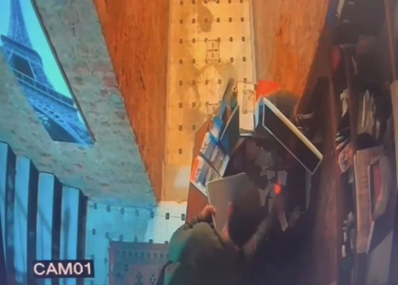 İstanbul’da soğukkanlı hırsız kamerada: Otelin bilgisayarını faresiyle beraber çaldı
