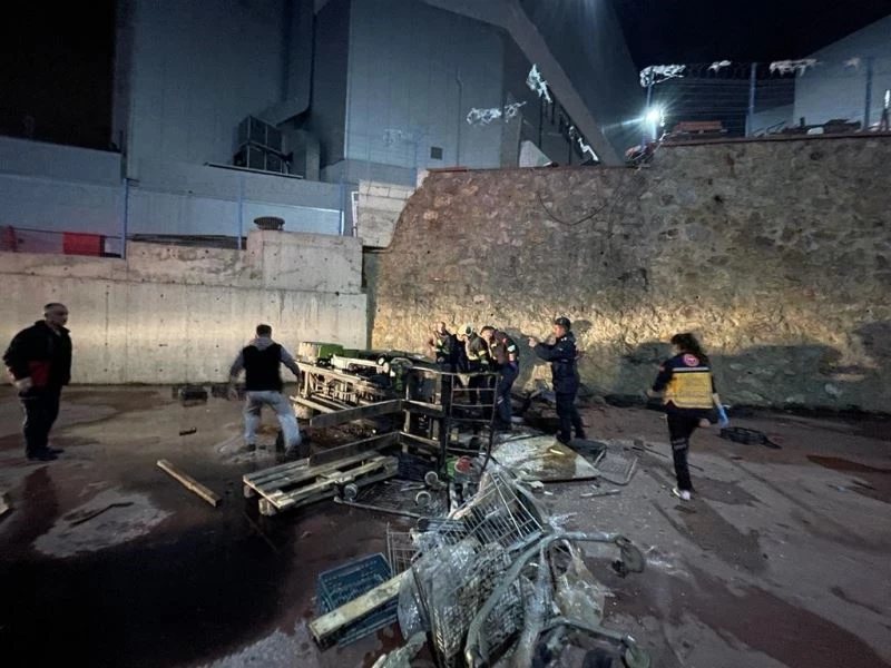 Freni boşalan forkliftle 6 metre yüksekten düştü
