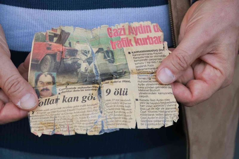 Arkadaşının ölüm haberini 24 yıldır cüzdanında saklıyor
