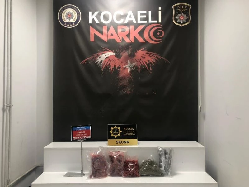 Araca zulalanmış 2 kilo uyuşturucuyu narkotik köpeği buldu
