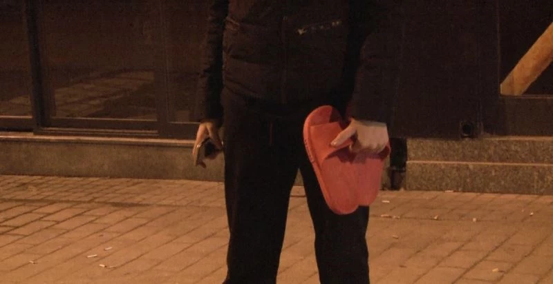 Depremden korkan öğrenciler, ev terlikleriyle kendilerini sokağa attılar
