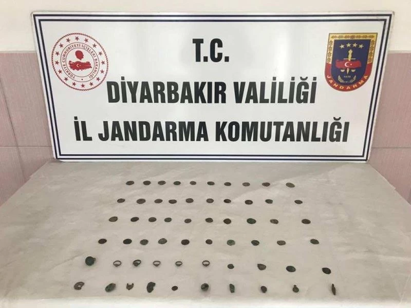 60 tarihi objeyi satmaya çalışan şüpheliler suçüstü yakalandı
