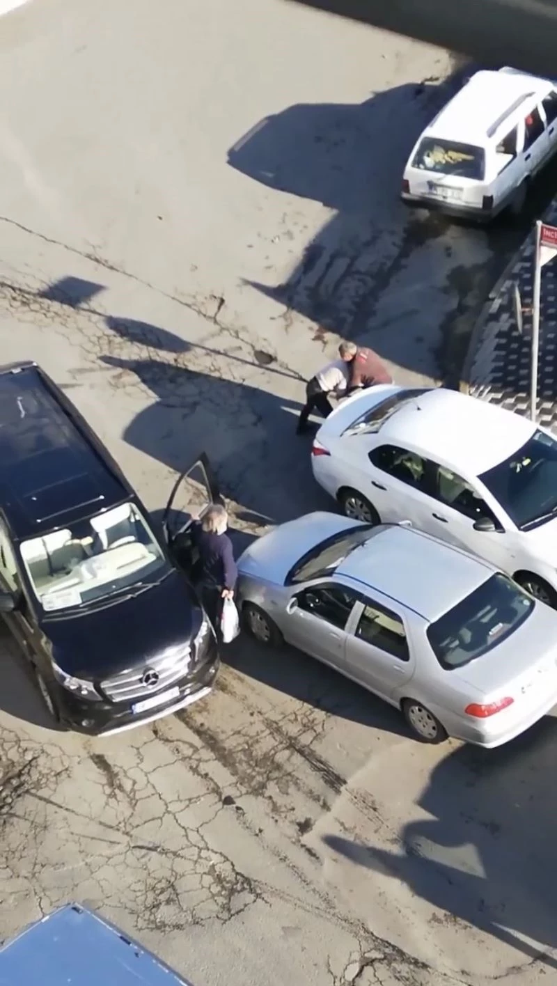 İstanbul’da bir garip yol verme kavgası: Güreşir gibi kavga ettiler
