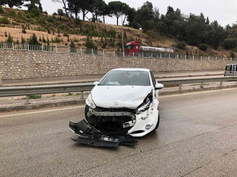 Bandırma’da yağış sebebiyle kayan araç kaza yaptı; 1 kişi yaralı
