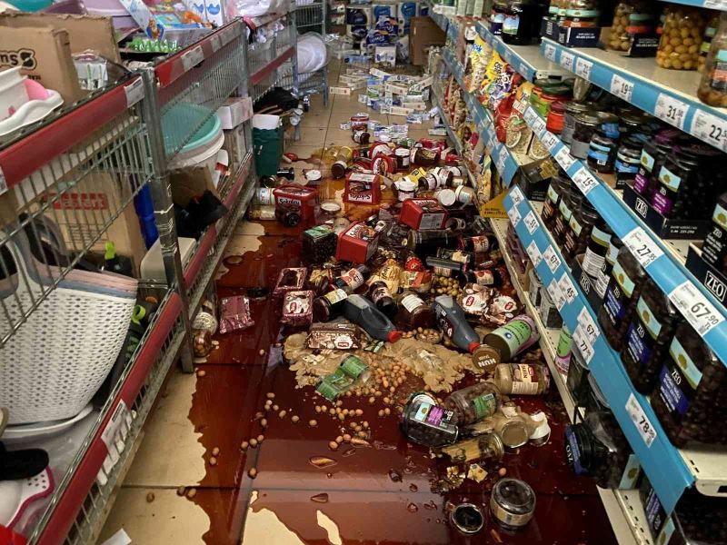 Düzce’deki deprem market raflarını yere indirdi
