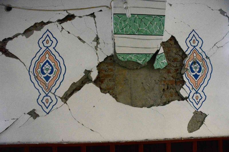 Depremde hasar gören caminin yıkılmasına karar verildi
