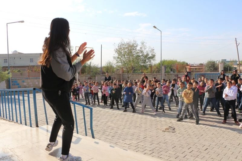 Silopili öğrenciler sabah derslerine müzik eşliğinde başlıyorlar
