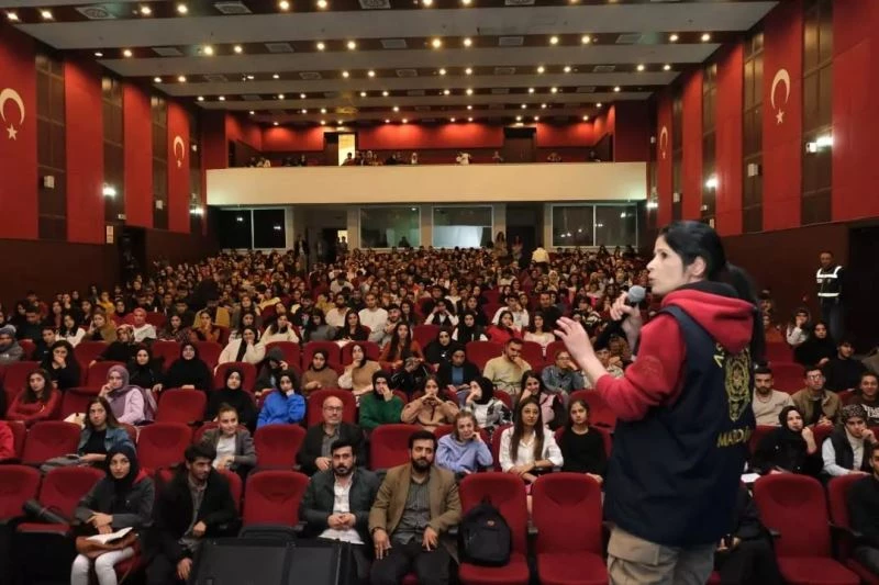 Jandarma ve polisten üniversite öğrencilerine ’flört şiddeti’ eğitimi
