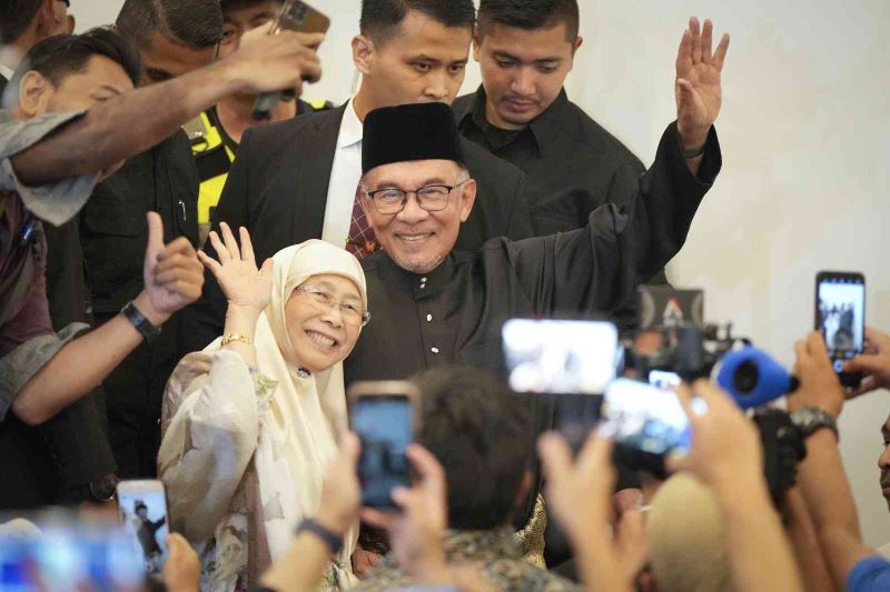Malezya’nın yeni Başbakanı Enver İbrahim yemin etti
