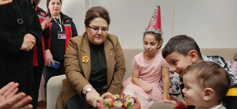 Bakan Yanık’tan Taksim’deki patlamada yaralanan minik Sevde’ye doğum günü sürprizi
