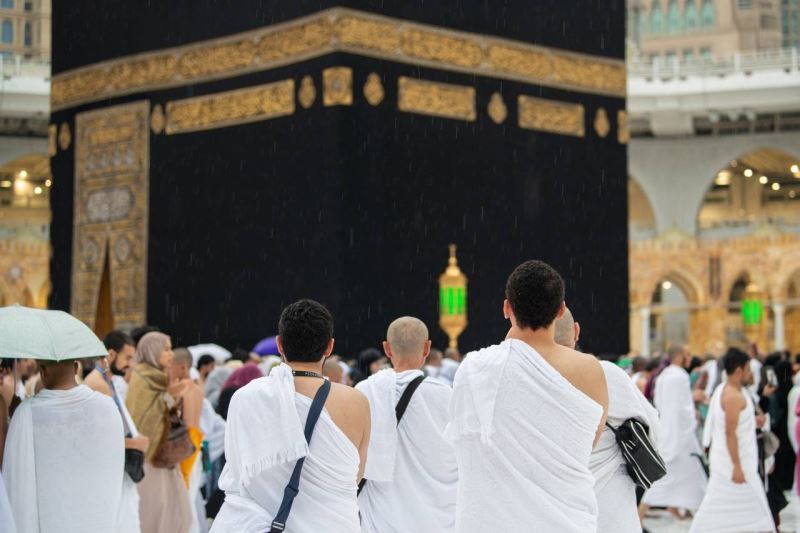 Müslümanlar, şiddetli yağışa aldırmadan Kabe’yi dualarla tavaf etti
