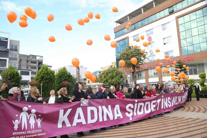 Kadına şiddete dikkat çekmek için yüzlerce balon gökyüzüne bırakıldı
