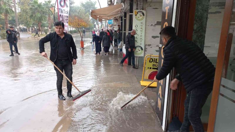 Mardin’de göle dönen caddede dükkanları su bastı,  esnaf caddeye olta attı
