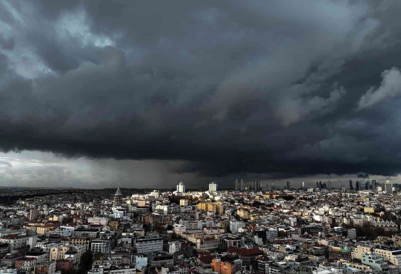 İstanbul’un üzerini yağmur bulutları kapladı
